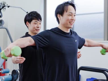 トレーニングを教えている男性