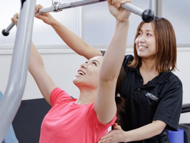 トレーニングを教えている女性