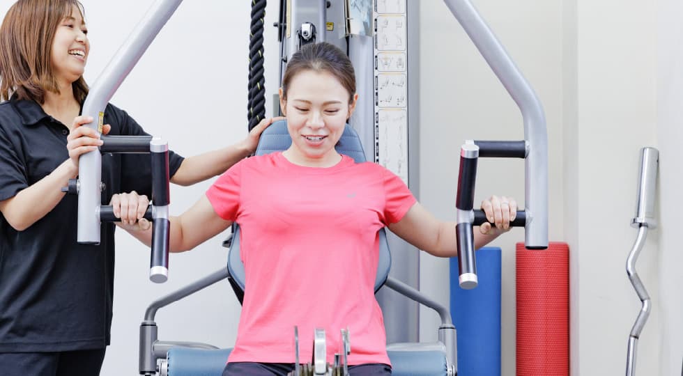 トレーニングを教えている女性