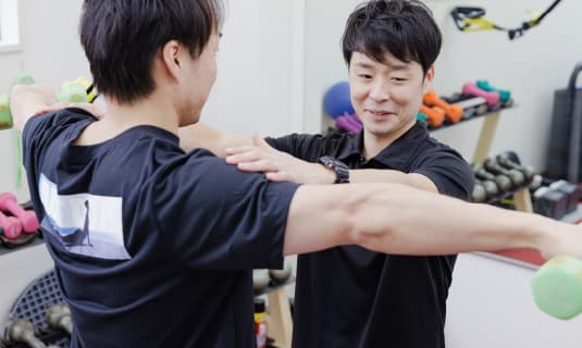 加圧トレーニングをしているスタッフ