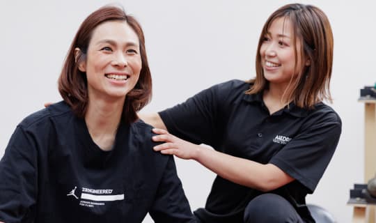 豊富なトレーニングマシンがある部屋