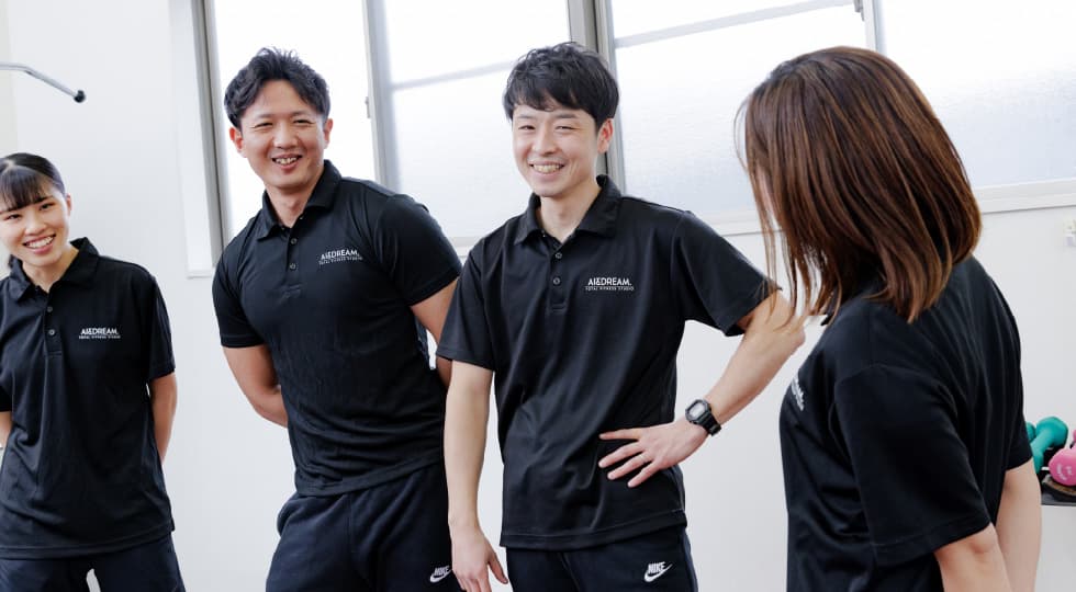 トレーニングを教えている男性