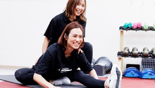 ストレッチの指導を受けている女性