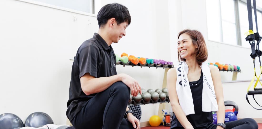 会話をしているトレーナーとお客様