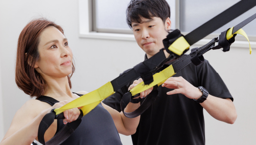トレーニングの指導を受けている男性