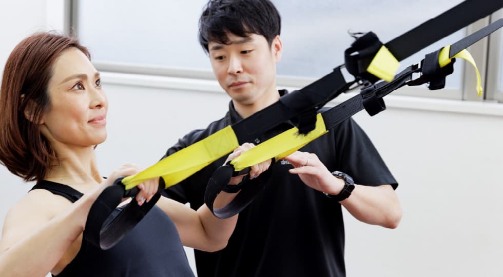 トレーニングを教えている女性