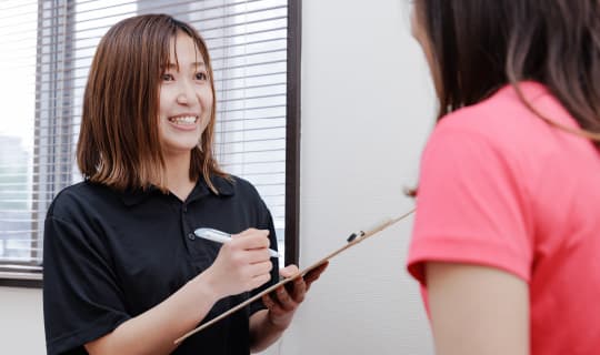 豊富なトレーニングマシンがある部屋